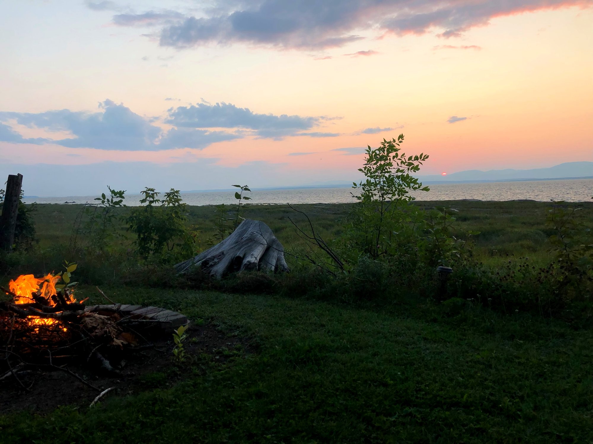 Coucher de soleil sur le Saint-Laurent avec feu de camp