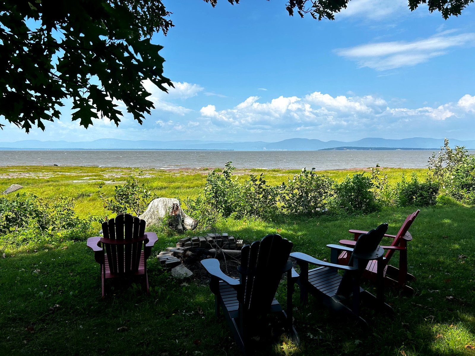 Aire de feu de camp face au fleuve
