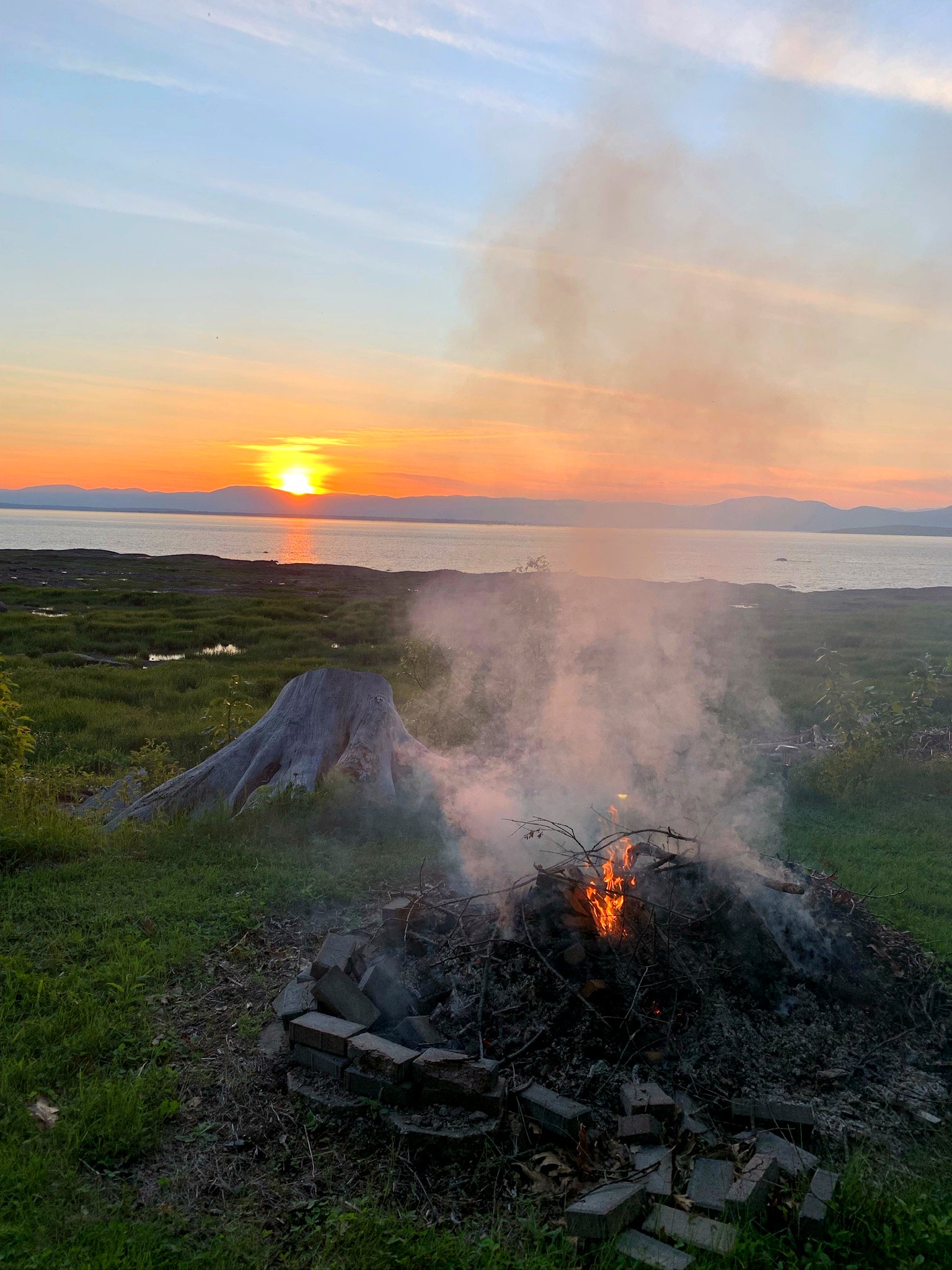 Feu actif avec coucher de soleil sur Charlevoix
