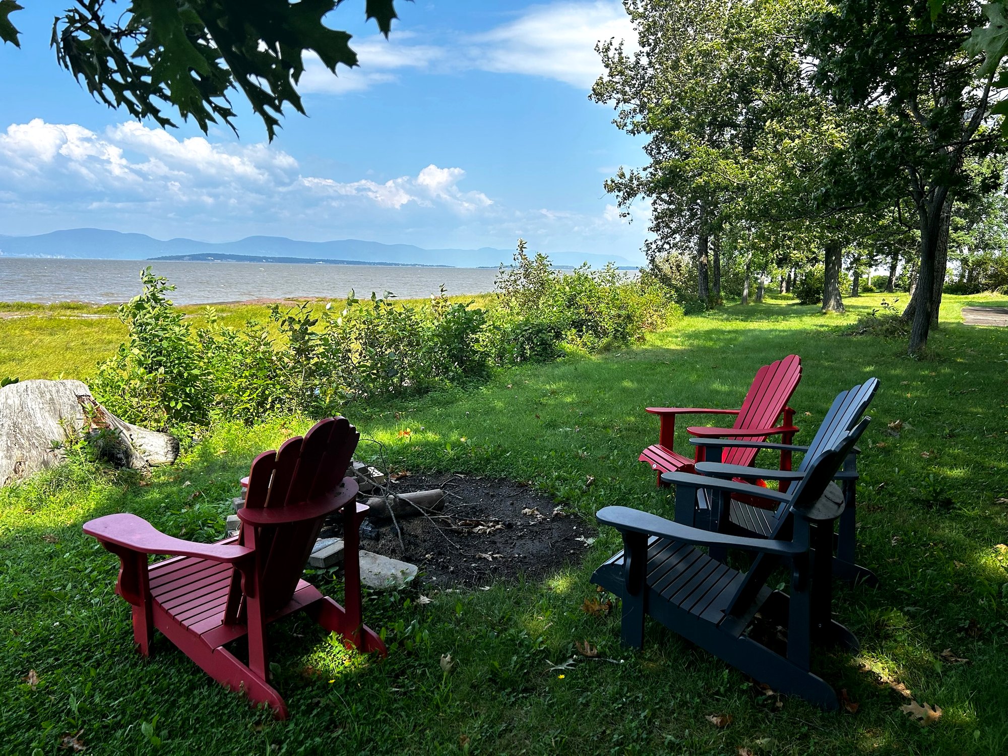Chaises Adirondack face au fleuve et aux montagnes de Charlevoix